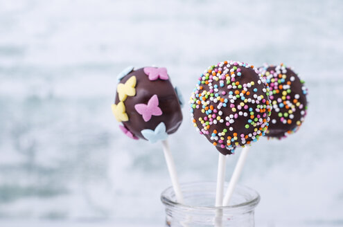 Chocolate cake pops garnished with nonpareils - ODF000940