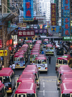 China, Hongkong, Kowloon, Straßenszene mit Werbung und Taxibussen - WE000323