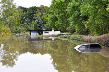 Deutschland, Sachsen-Anhalt, Halle, Garten, Hochwasser, versunkenes Auto und Bungalow - LYF000394