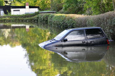 Deutschland, Sachsen-Anhalt, Halle, Garten, Hochwasser, versunkenes Auto und Bungalow - LYF000395