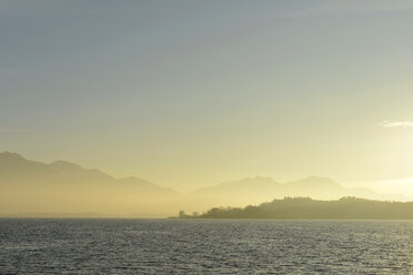 Deutschland, Bayern, Oberbayern, Chiemsee mit Kampenwand, Laubenstein und Hochries am Abend - LBF001004