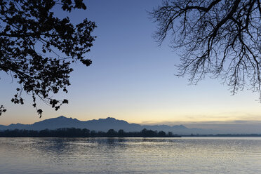 Germany, Bavaria, Lake Chiemsee, Mountains Kampenwand and Hochplatte in the evening - LBF001002