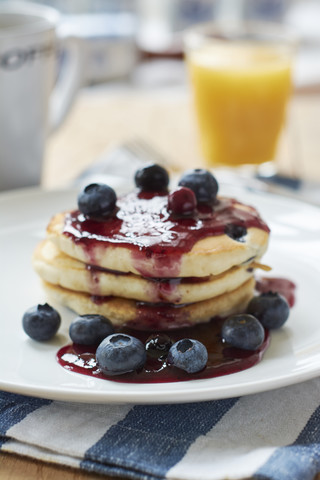 Zitronen-Blaubeer-Pfannkuchen mit Blaubeersirup, lizenzfreies Stockfoto