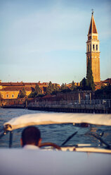 Italien, Venedig, Boot und Fahrer mit dem Campanile di San Marco im Hintergrund - EHF000037