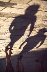 Italien, Venedig, Schatten von Menschen auf dem Bürgersteig im Morgenlicht - EHF000039