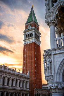Italien, Venedig, Campanile di San Marco in der Abenddämmerung - EHF000042