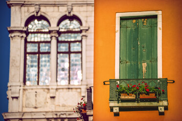 Italien, Venedig, Hausfassade mit geschlossenen Fensterläden und Palazzo im Hintergrund - EHF000043