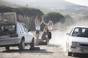 Südafrika, Freunde auf einem Roadtrip halten Auto an, um Hilfe bei einer Panne zu leisten - ZEF002697