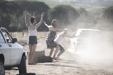 Südafrika, Freunde auf einem Roadtrip halten Auto an, um Hilfe bei einer Panne zu leisten - ZEF002698