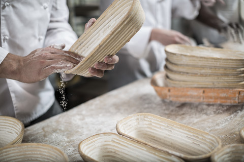 Bäcker bereitet Keramikschalen zum Brotbacken vor, lizenzfreies Stockfoto