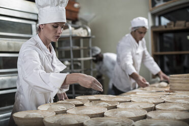 Bäcker bereiten Keramikschüsseln zum Brotbacken vor - ZEF003788