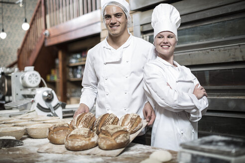 Zwei Bäcker und ihr frisches Brot - ZEF003801