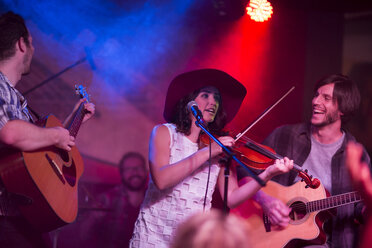 Folkband mit Geige, zwei akustischen Gitarren und einem Schlagzeuger - ZEF003562