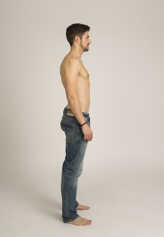 Hemdloser Mann in Jeans, lizenzfreies Stockfoto