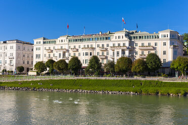 Austria, Salzburg, Hotel Sacher at Salzach river - AM003566