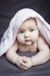 Porträt eines kleinen Mädchens mit Tuch auf dem Kopf - JTLF000024
