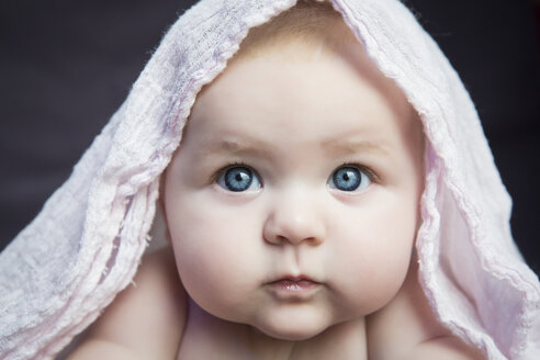Porträt eines kleinen Mädchens mit Tuch auf dem Kopf - JTLF000025