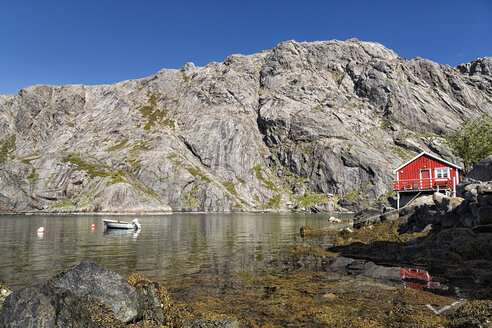 Norwegen, Nordland, rote Holzhäuser im Hafen von Nusfjord - STSF000677
