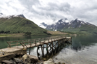 Norwegen, Nordland, Saltfjellet-Svartisen National Park, Holzsteg am Fjord - STSF000673