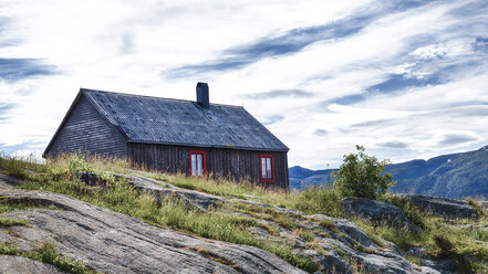 Norwegen, Nordland, Romsdal, Holzhaus - STSF000676