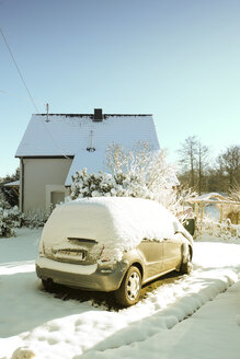 Deutschland, Bergisches Land, Schnee auf Auto am Haus - ON000740