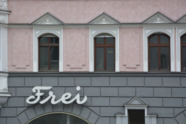 Germany, Bavaria, Munich, grey and pink house front - AXF000737