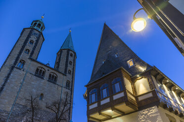 Deutschland, Goslar, Hotel Brusttuch und Marktkirche bei Nacht - PVCF000255