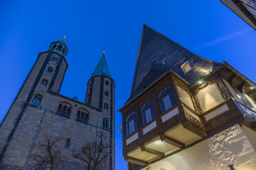 Deutschland, Goslar, Hotel Brusttuch und Marktkirche bei Nacht - PVCF000256