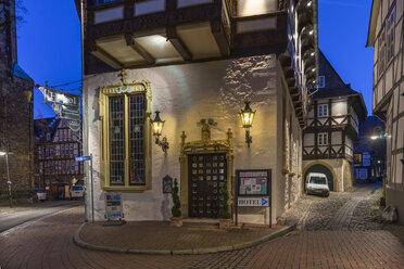 Deutschland, Goslar, Eingang des Hotels Brusttuch bei Nacht - PVCF000257