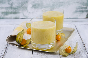 Gläser mit Physalis-Smoothie auf einem Metalltablett - ODF000966