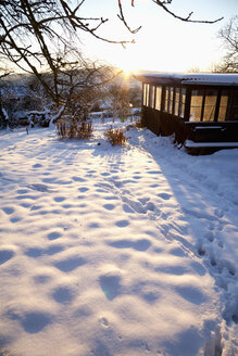 Garten mit Schuppen im Schnee - NDF000511