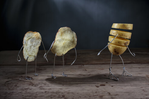 Kartoffelchip-Puppen, die aufgeschnittene Kartoffelpuppen beobachten - NIF000034