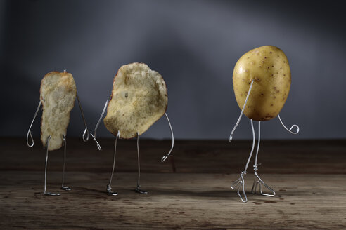 Potato chip manikins watching potato girl - NIF000035