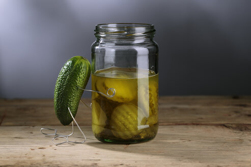 Cucumber manikin mourning at gherkin jar - NIF000039