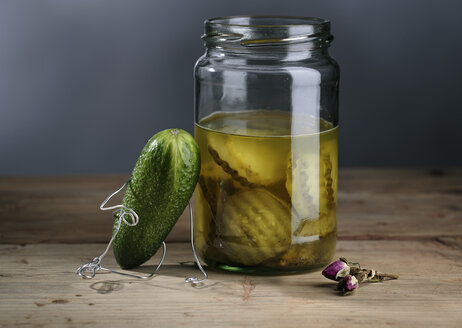Cucumber manikin mourning at gherkin jar - NIF000040
