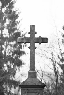 Deutschland, Aachen, Kornelimünster, Kreuz auf Friedhof - HLF000828