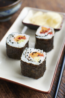 Gemüsesushi gefüllt mit Süßkartoffel, Karotten und Paprika - HAWF000559