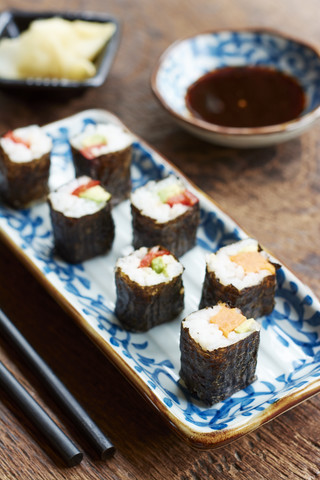 Gemüsesushi gefüllt mit Süßkartoffel, Karotten, Avocado und Paprika, lizenzfreies Stockfoto