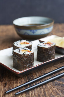 Gemüsesushi gefüllt mit Süßkartoffel, Karotten und Paprika - HAWF000561