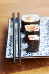 Gemüsesushi gefüllt mit Süßkartoffel, Karotten, Avocado und Paprika - HAWF000568