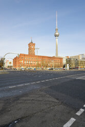 Deutschland, Berlin, Rotes Rathaus und Fernsehturm - RJF000381