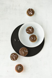 Cupcakes mit Schokolade und Zuckerperlen - MYF000791