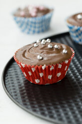 Cupcake mit Schokoladencreme und silbernen Zuckerperlen - MYF000793