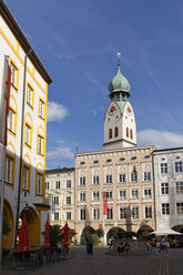 Deutschland, Bayern, Rosenheim, Max-Josefs-Platz und Nikolaikirche - SIEF006334