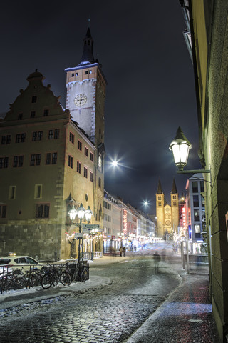 Deutschland, Bayern, Wuerzburg, Domstrasse und Dom bei Nacht, lizenzfreies Stockfoto