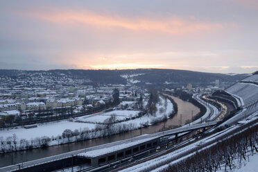 Deutschland, Würzburg, Weinberg und Verkehr am Main im Winter - NDF000490