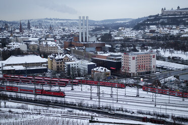 Deutschland, Würzburg, Stadtbild mit Zügen im Winter - NDF000492