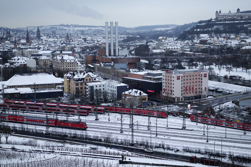 Deutschland, Würzburg, Stadtbild mit Zügen im Winter - NDF000492