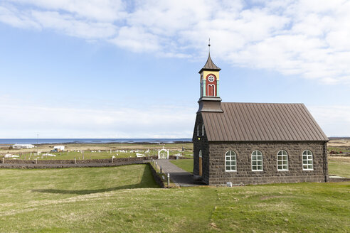 Island, Hvalnes, Blick auf die kleine Kirche - ATAF000061