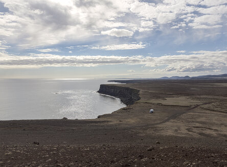 Island, Haelsvik, Wohnmobilstellplatz in der Landschaft - ATAF000063